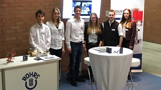 Gruppenbild von Auszubildenden am Stand von RÖHRS auf der Lehrstellenbörse 2018