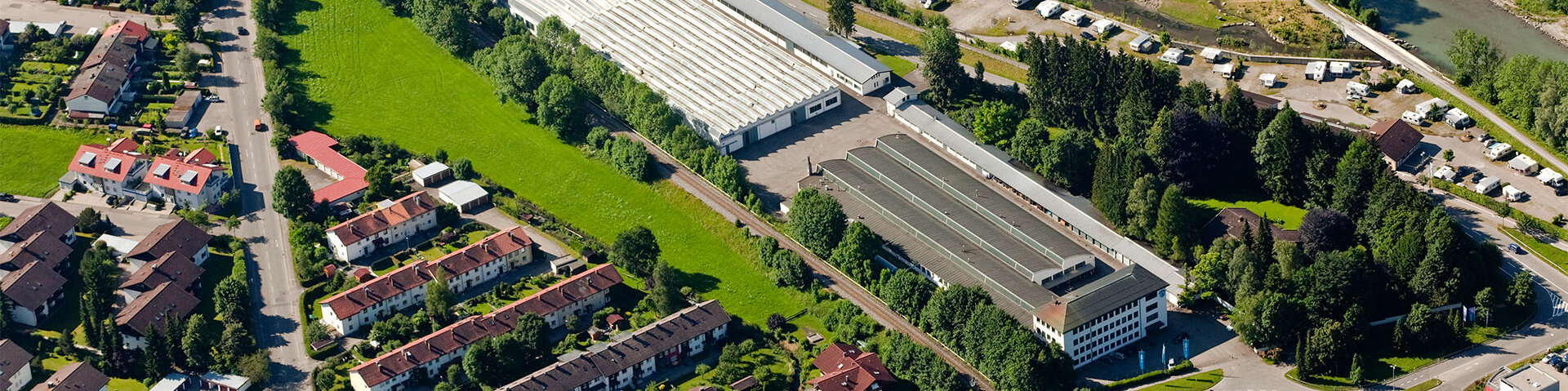 Das RÖHRS Produktionsgebäude in Sonthofen von oben.