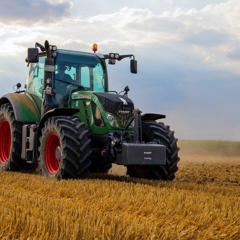 Eine Zugmaschine der Firma Fendt pflügt einen Acker - ein möglicher Anwendungsbereich der beschichteten Federn von RÖHRS