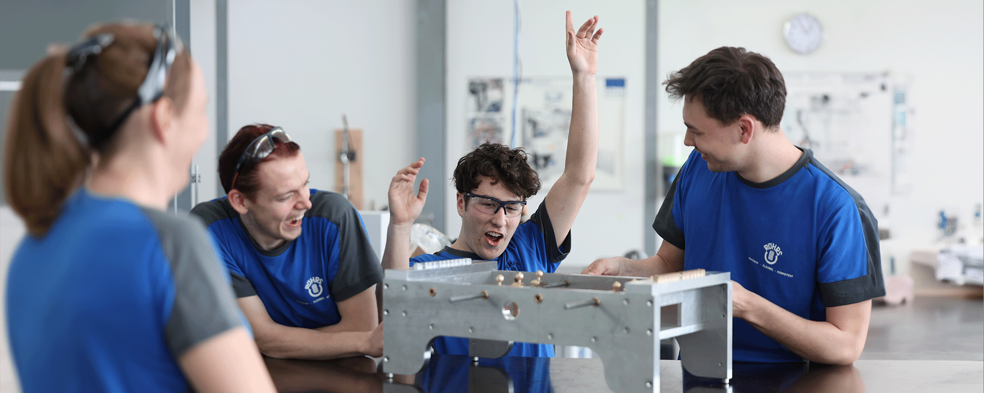 Röhrs Mitarbeitende spielen Tischkicker zusammen