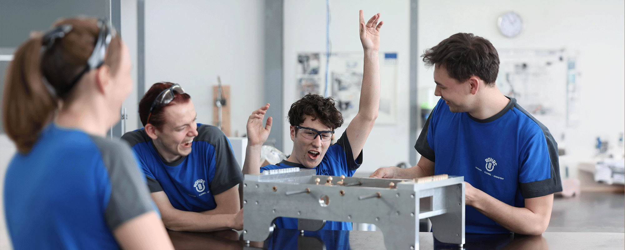 Röhrs Mitarbeitende spielen Tischkicker zusammen