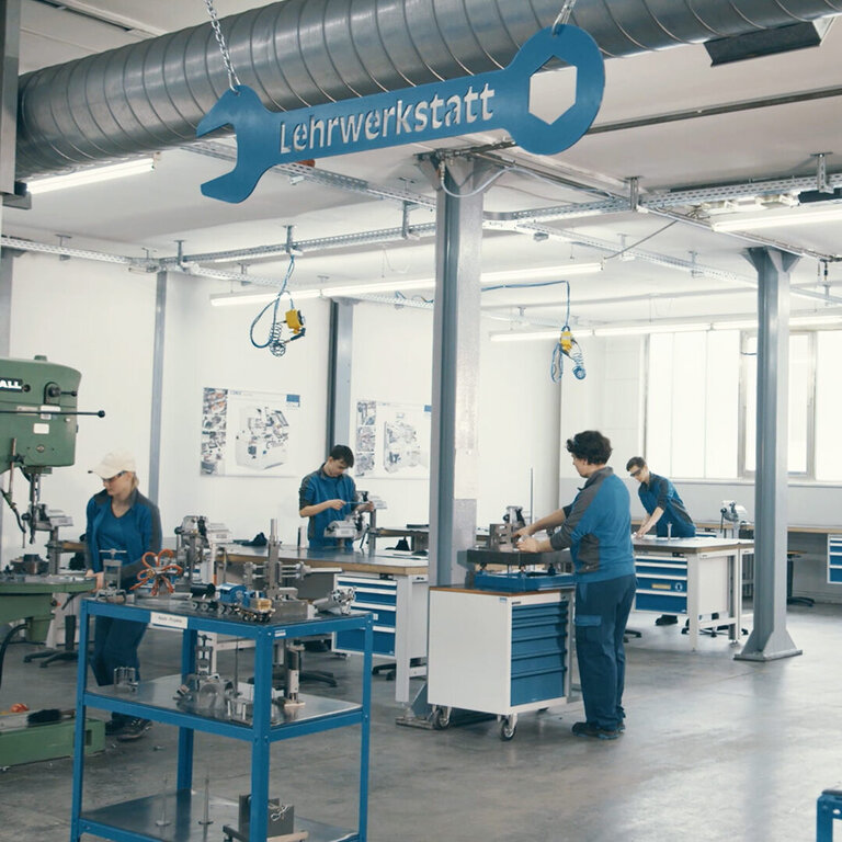Totale der RÖHRS Azubi-Werkstatt – einige Auszubildende fertigen an Maschinen und Werkbänken ihre Werkstücke im Bereich der Metallverarbeitung an