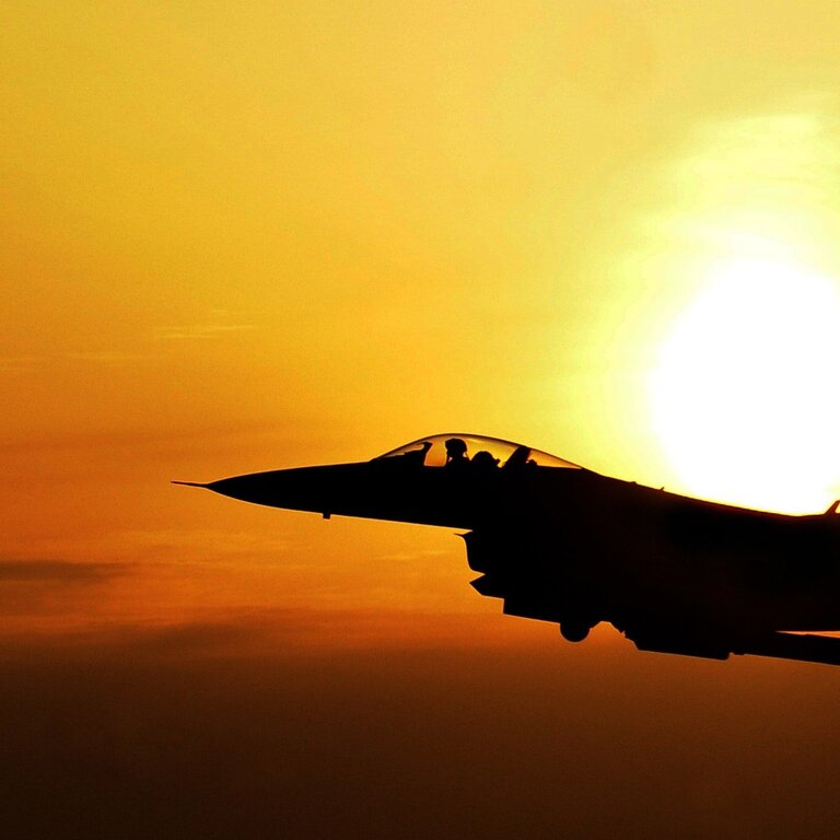 Ein Militärtornado in der Luft, dessen Silhouette sich gegen die Sonne abzeichnet