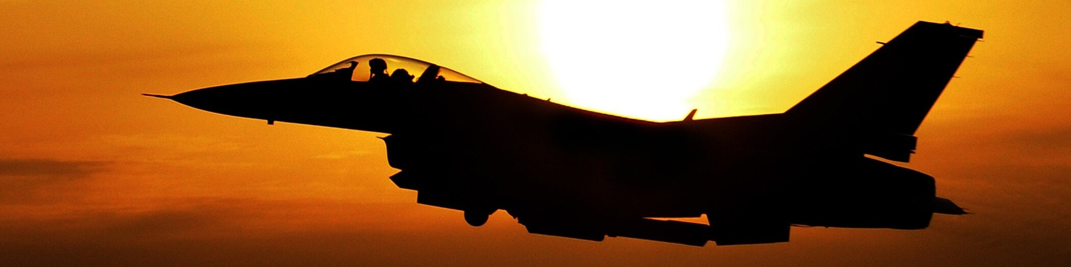 Ein Militärtornado in der Luft, dessen Silhouette sich gegen die Sonne abzeichnet