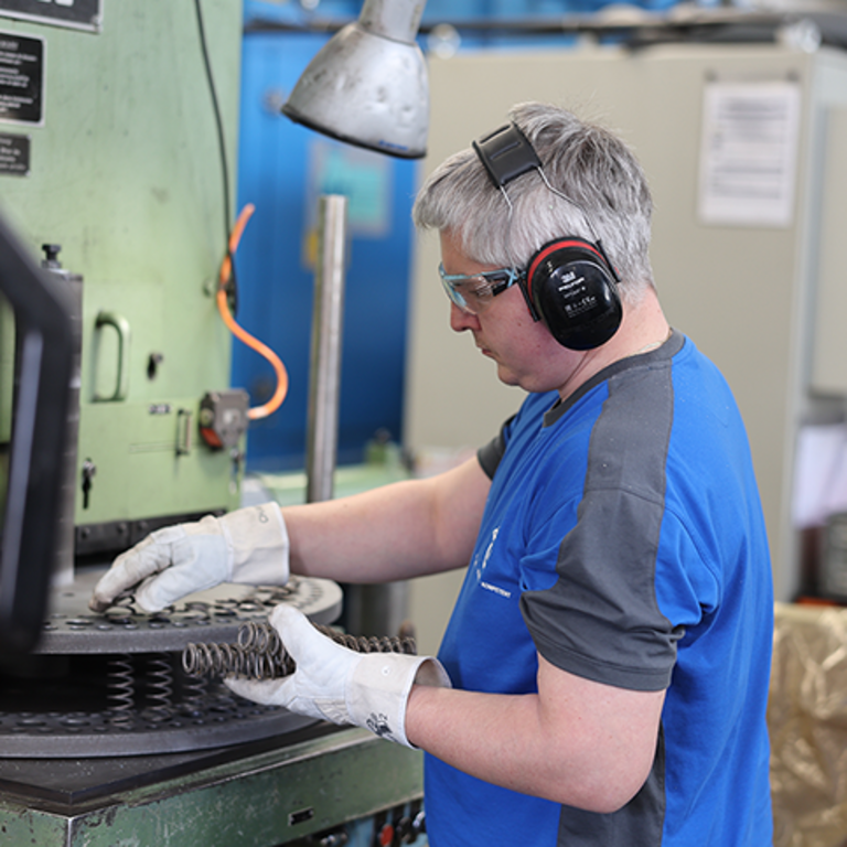 Metallfacharbeiter arbeitet an Maschine