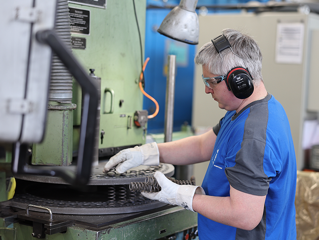 Metallfacharbeiter arbeitet an Maschine