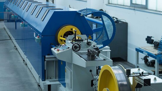 Neue Verseilmaschine in den Produktionhallen von RÖHRS in Sonthofen im Allgäu