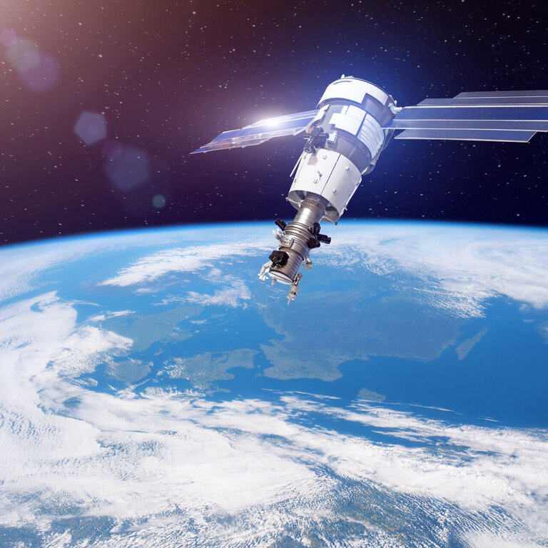 Ein Satellit, für dessen Ausstattung Flachdrahtfedern benötigt werden, kreist im Orbit