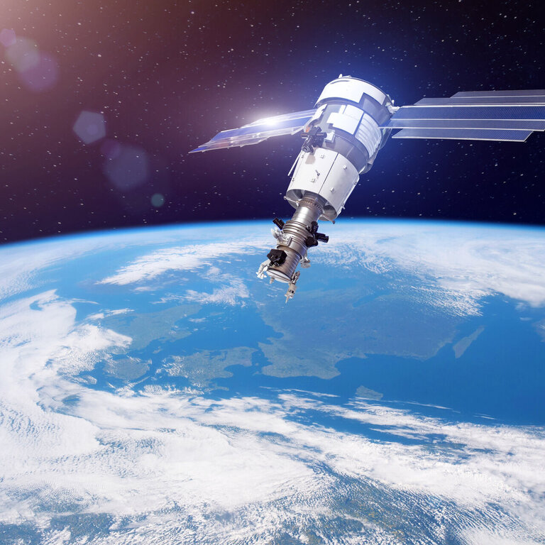 Ein Satellit, der sich auf seiner Bahn um die Erde bewegt - ein möglicher Anwendungsbereich der RÖHRS Flachdrahtfeder