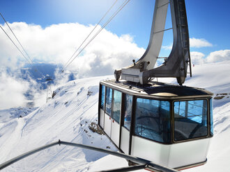 Gondel einer Seilbahn, in der eine SCHRAUBENTELLERFEDER<sup>®</sup> der Firma Röhrs verbaut ist, vor Winterlandschaft 