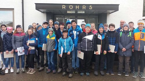 Gruppenbild vieler Schüler der 8. Klasse und einiger Mitarbeiter von Röhrs vor dem Firmengebäude in Sonthofen