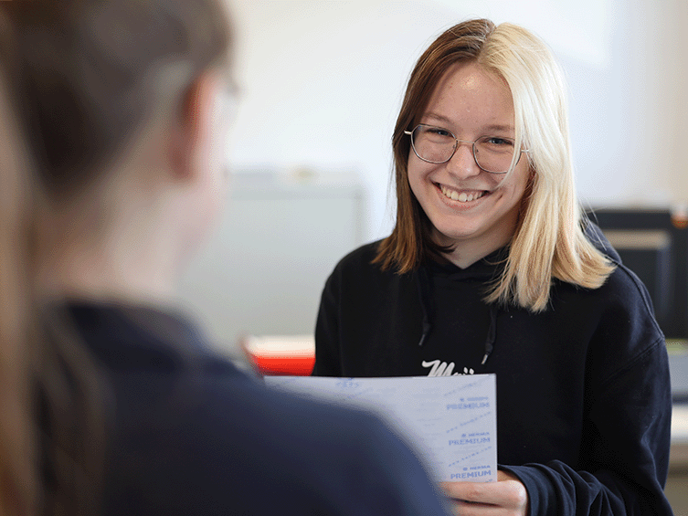 Schülerin bei Schülerpraktikum bekommt Papiere übergeben