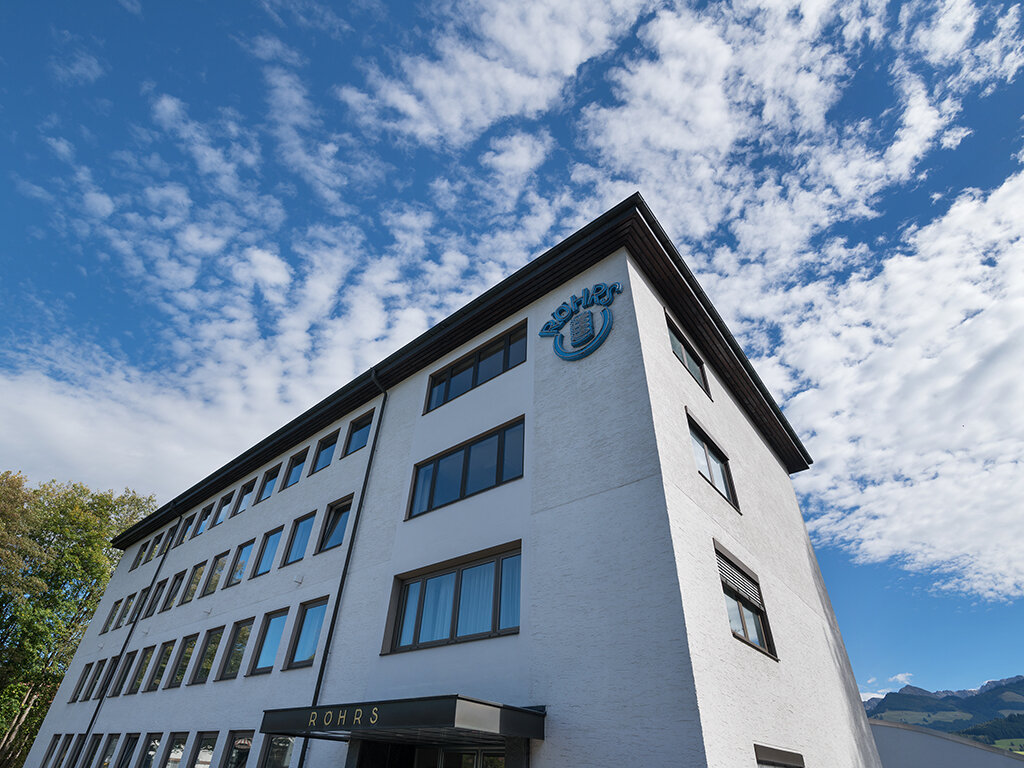 Das Verwaltungsgebäude der Firma RÖHRS in Sonthofen im Allgäu aus einer dynamischen Froschperspektive ausgenommen