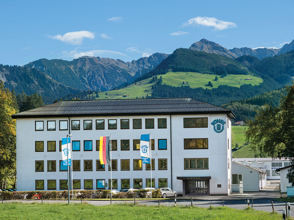 Verwaltungsgebäude des Familienunternehmens RÖHRS in Sonthofen im Allgäu vor der idyllischen Kulisse der Oberallgäuer Alpen