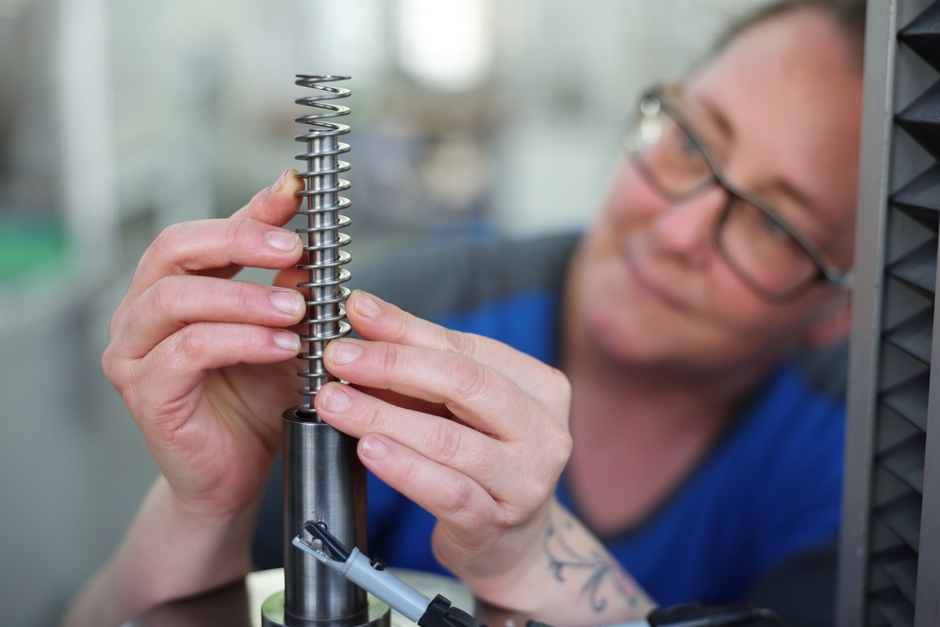 Röhrs Mitarbeiterin prüft eine Feder